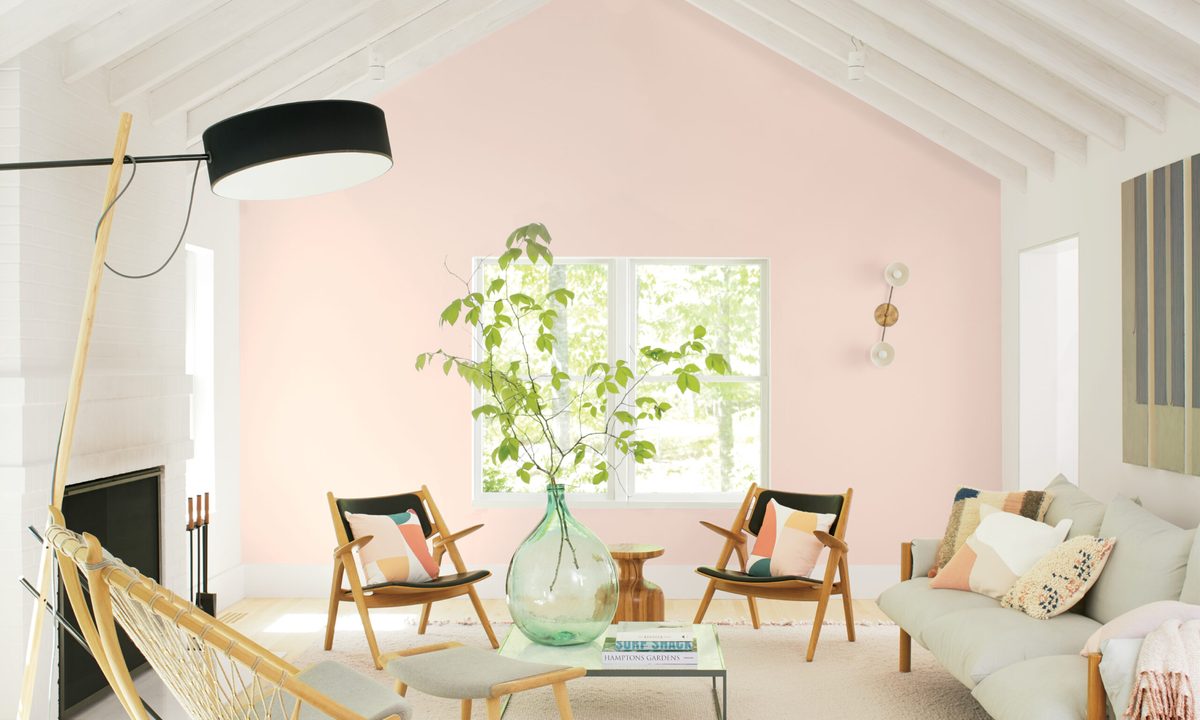 Jasny salon ze ścianą w kolorze First Light 2102-70