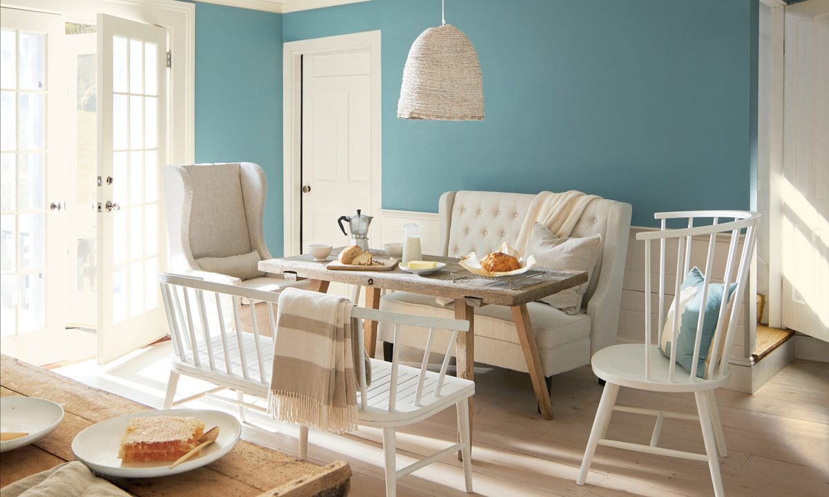 Jadalnia ze ścianą w kolorze Aegean Teal 2136-40
