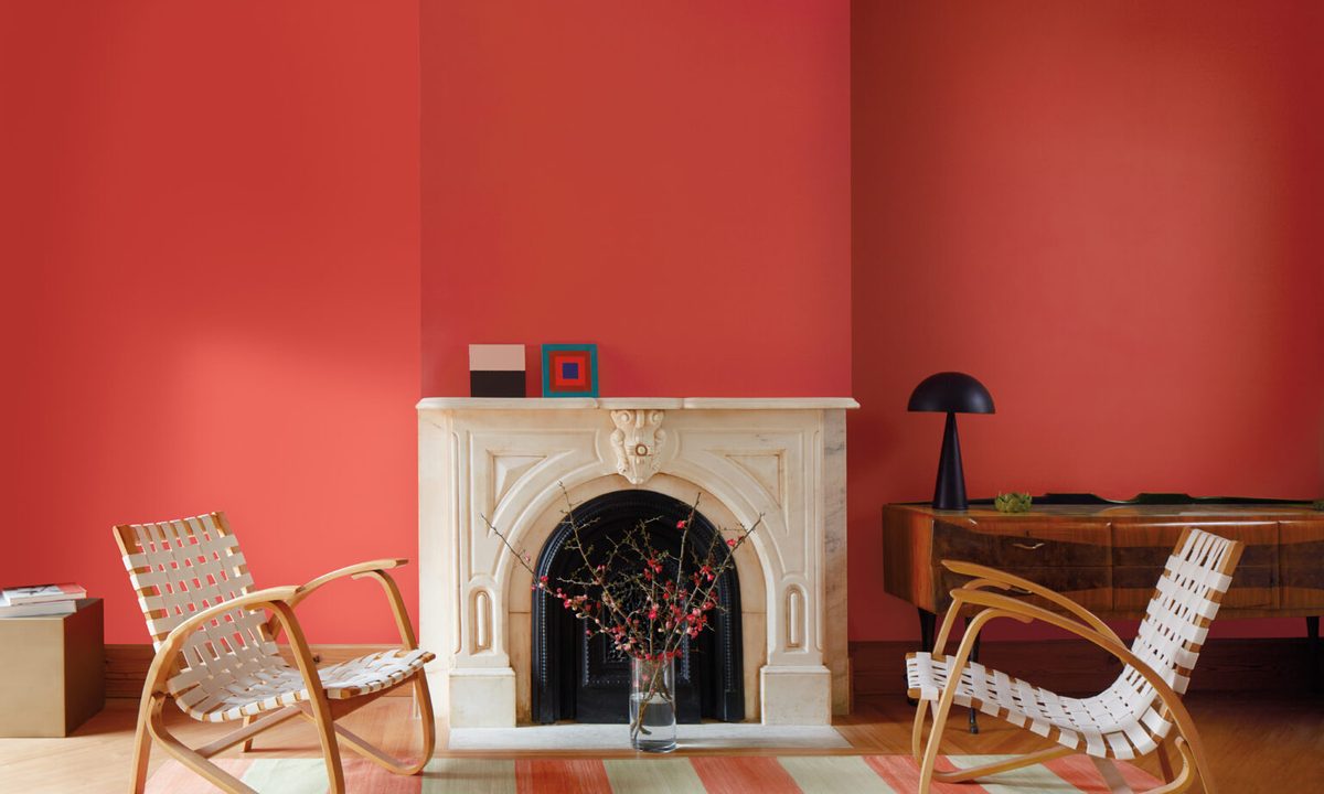 Salon z kominkiem i ścianami w kolorze Raspberry Blush 2008-30