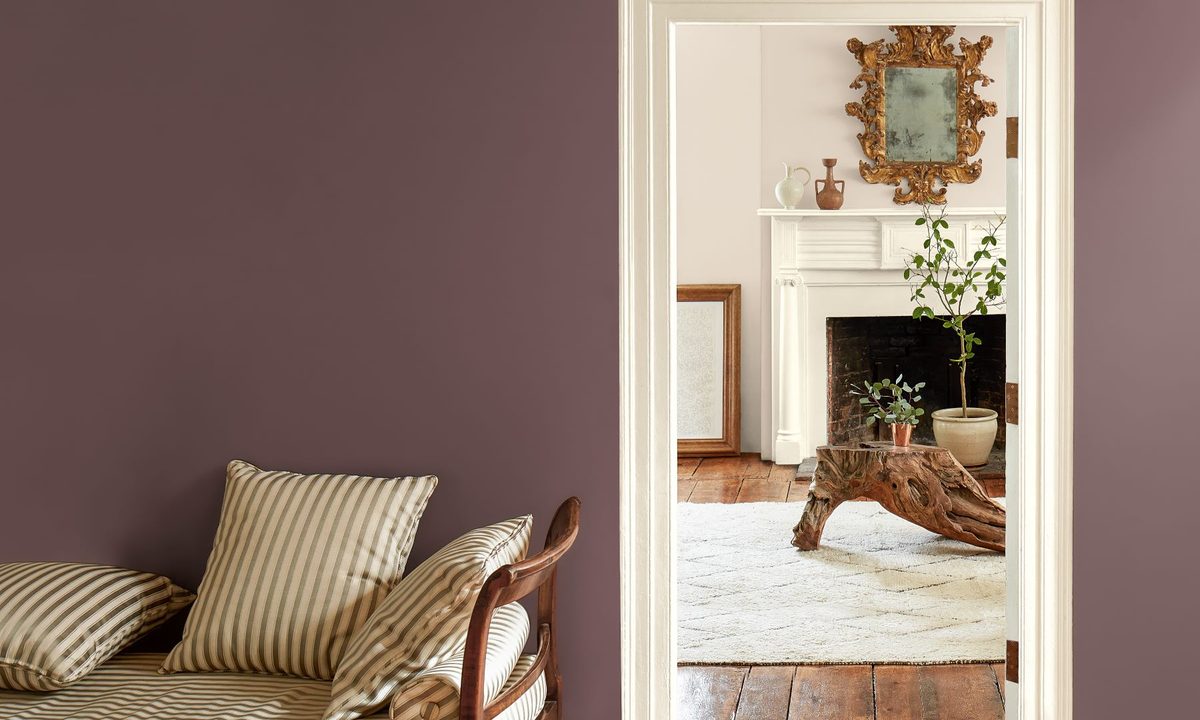 Ściana w kolorze Cinnamon Slate 2113-40 z widokiem na jasny salon